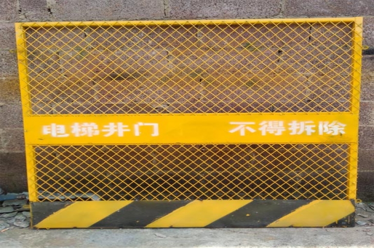 施工電梯安全門價(jià)格